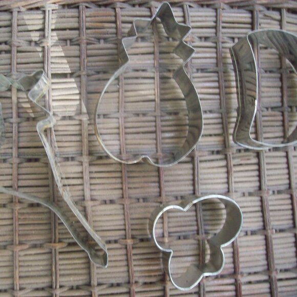 Vintage Metal Cookie Cutters Lot of 4 Reindeer Pineapple Half Moon and Cloud - Picture 3 of 4